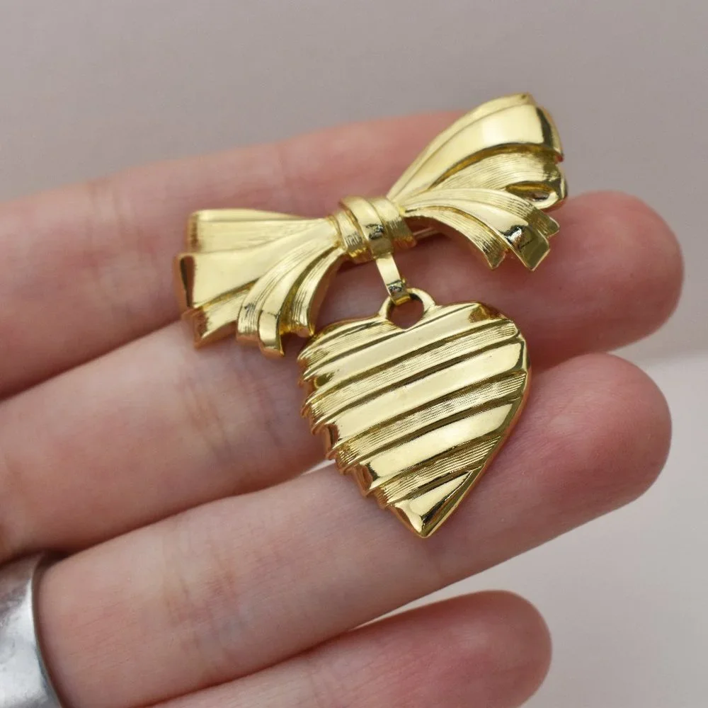 Small gold bow and heart brooch, elegant basic lapel pin